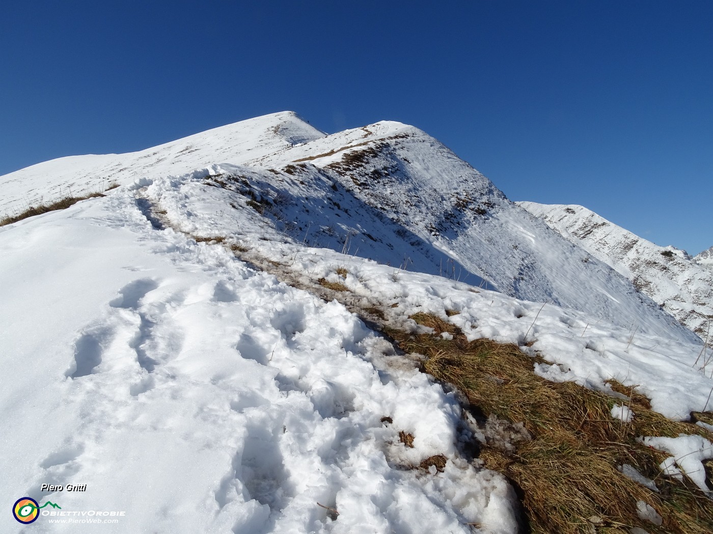 30 Avanti ed ora in ripida salita pestando neve.JPG